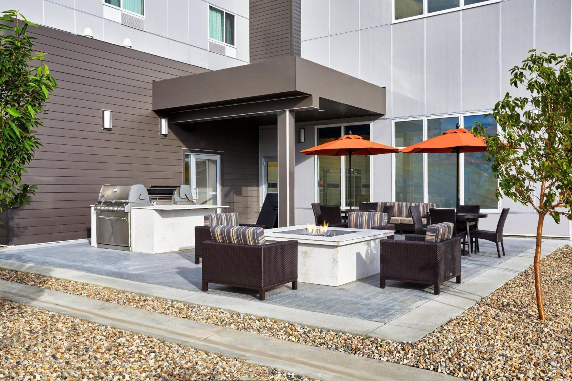 Towneplace Suites By Marriott Форт Макмъри Екстериор снимка