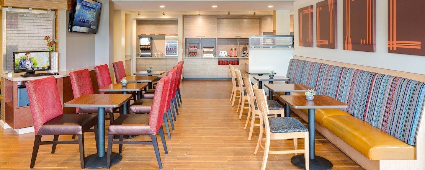 Towneplace Suites By Marriott Форт Макмъри Екстериор снимка